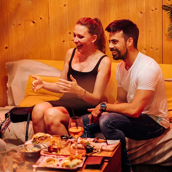 Hombre y mujer conversando y riendo en un restaurant