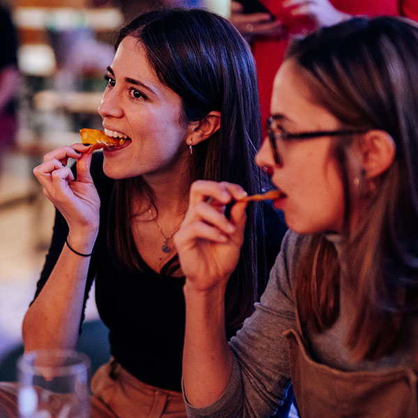 Mujeres comiendo un tentempié