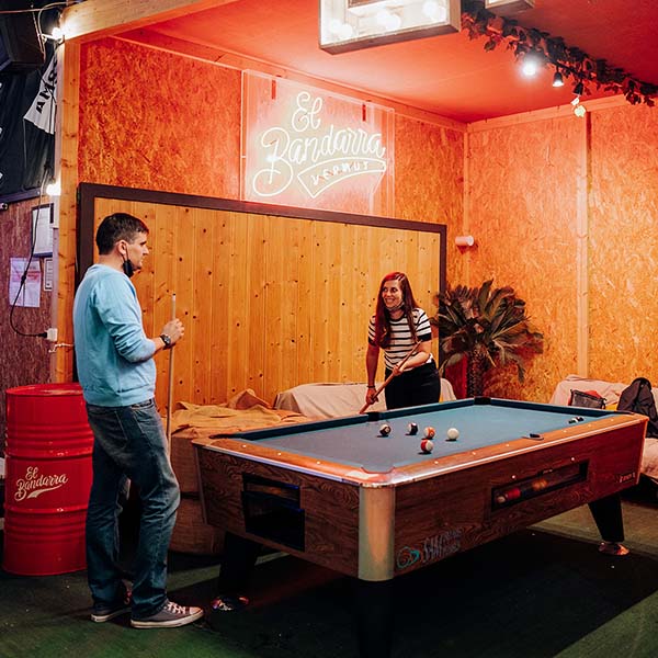Una pareja de hombre y mujer jugando al billar