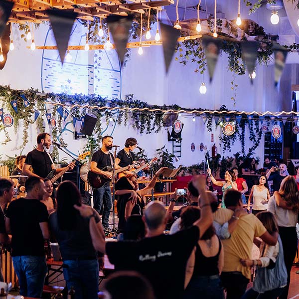 Banda de música tocando en La Casa de La Mar